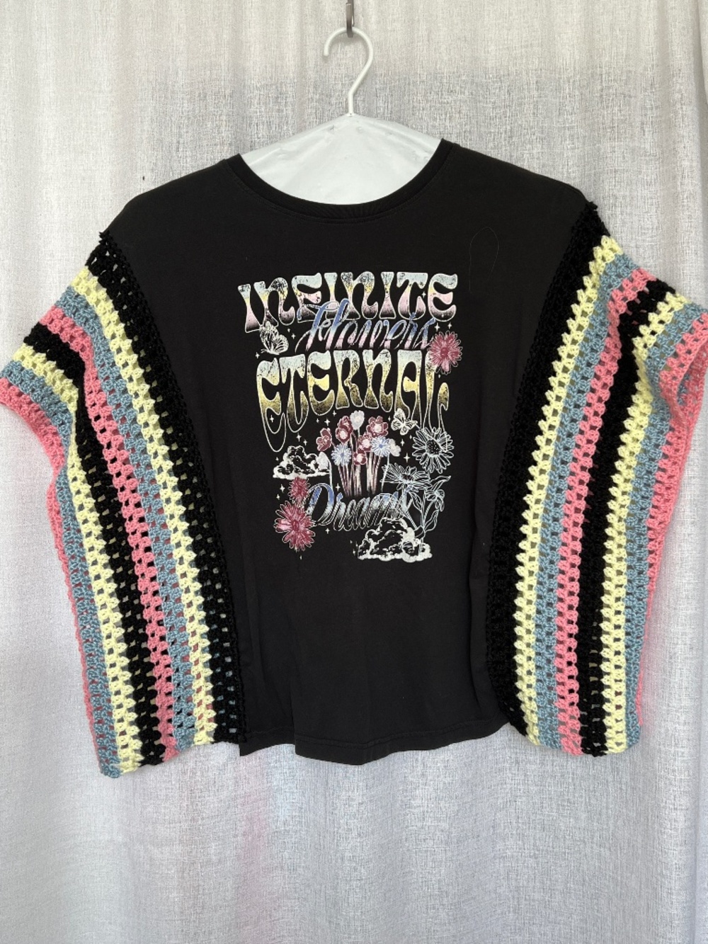 T-shirt Upcycle Crochet Sides Sweater Top Poncho Black Pink Flowers Dreams